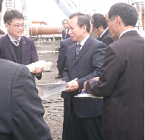 时任生态环境部部长李干杰视察现场观测仪器(图2)