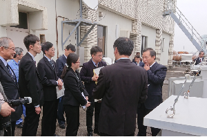 时任生态环境部部长李干杰视察现场观测仪器(图3)